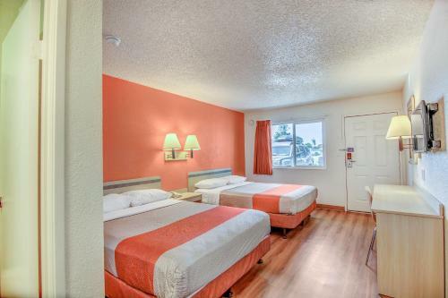 Motel 6 Stockton - Charter Way West