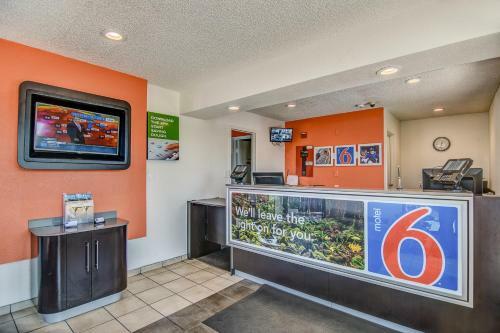 Motel 6 Stockton - Charter Way West