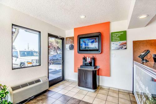 Motel 6 Stockton - Charter Way West
