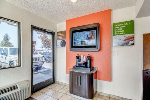 Motel 6 Stockton - Charter Way West