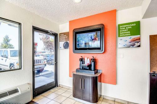 Motel 6 Stockton - Charter Way West