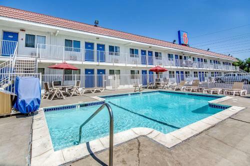 Motel 6 Stockton - Charter Way West