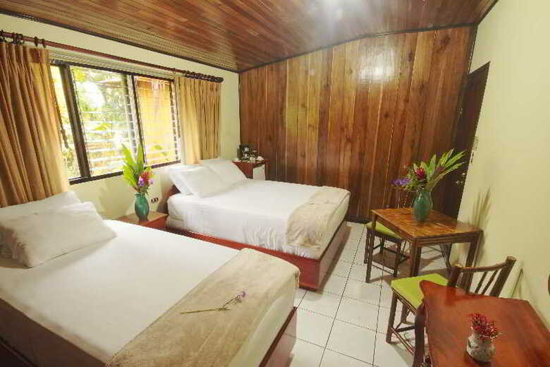 Hotel Green Lagoon Falls Park Lodge