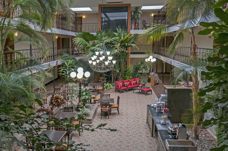 Hotel Governors Suites