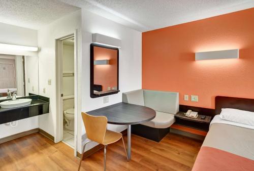Motel 6 Lindale Tx