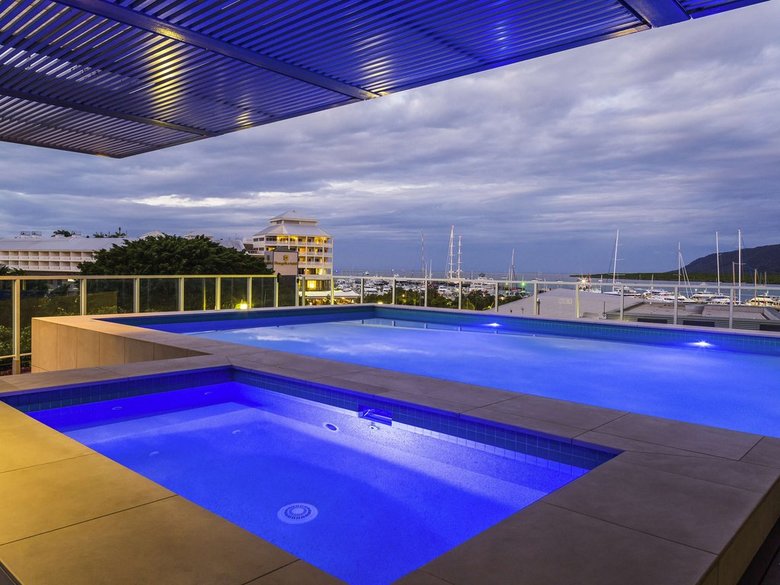Hotel Cairns Harbour Lights