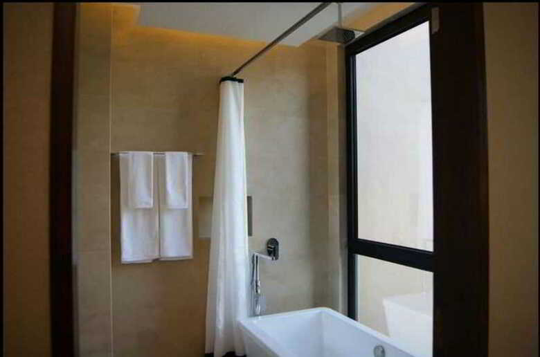 Aqueen Jalan Besar Hotel