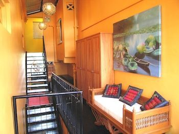 Moni Gallery Hostel