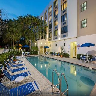 Holiday Inn Express Hotel & Suites