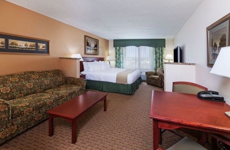 Holiday Inn Express Hotel & Suites Selma