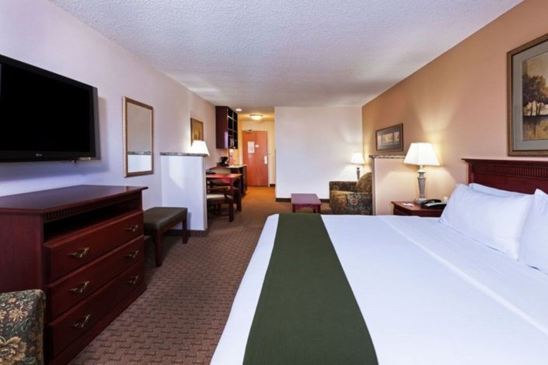 Holiday Inn Express Hotel & Suites Selma