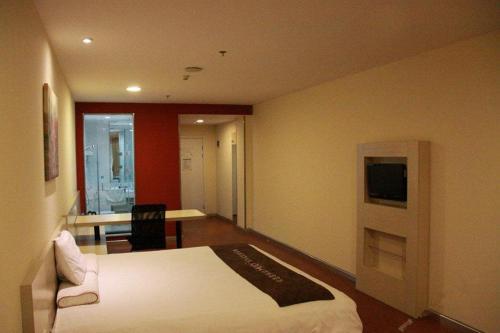 Hotel Hanting Express Dandong Train Station