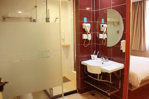 Hotel Hanting Express Dandong Train Station