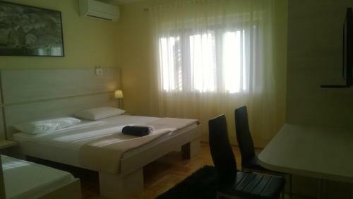 Hostal Rooms & Apartments Blue Beach