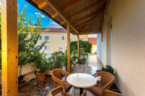Hostal Guesthouse Villa Adria