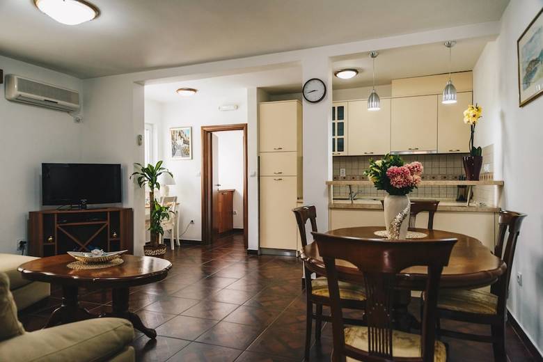 El Mar Apartments