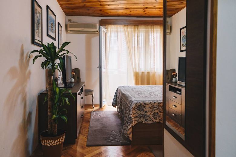 El Mar Apartments