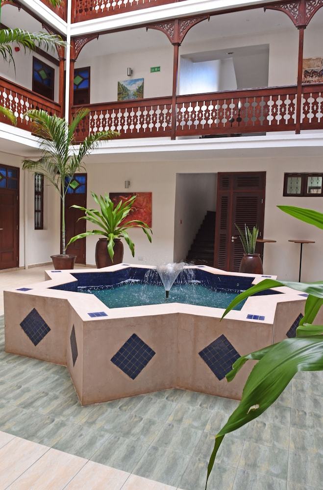 Maru Maru Hotel