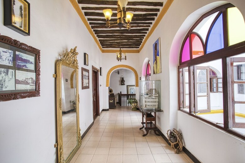 Tembo House Hotel