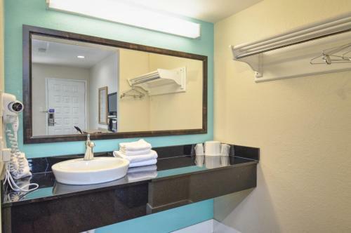 Motel 6 Buttonwillow North
