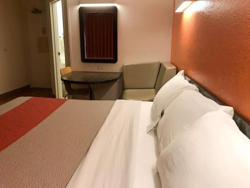 Motel 6 Buttonwillow Central