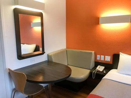 Motel 6 Buttonwillow Central