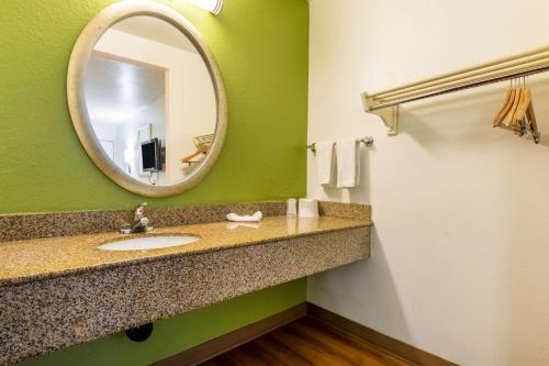 Motel 6 Buttonwillow Central