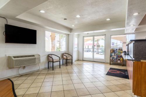 Motel 6 Buttonwillow Central