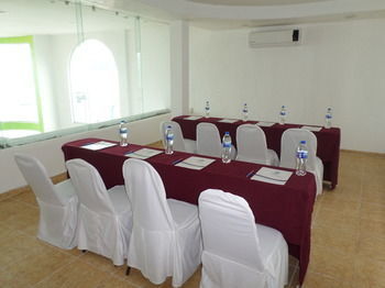 Suites Mediterr�neo Hotel