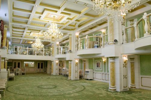 Shiny River Hotel