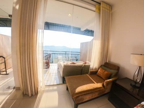 Hills Edge Hotel