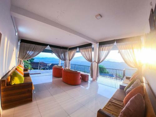 Hills Edge Hotel