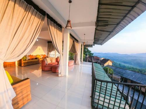 Hills Edge Hotel