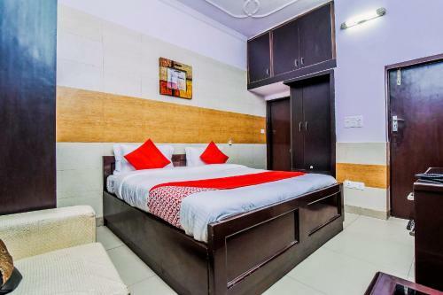 Oyo 18598 Hotel Satya Palace