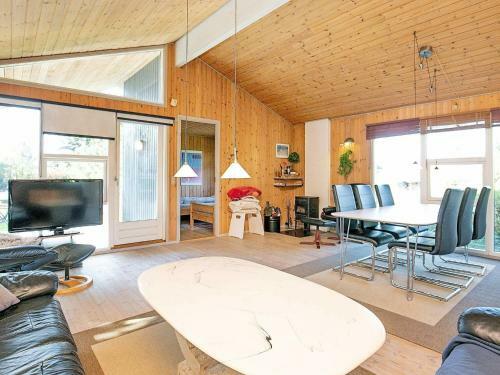 Three-bedroom Holiday Home In �lb�k 37