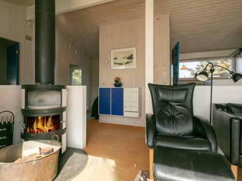 Three-bedroom Holiday Home In L�kken 60