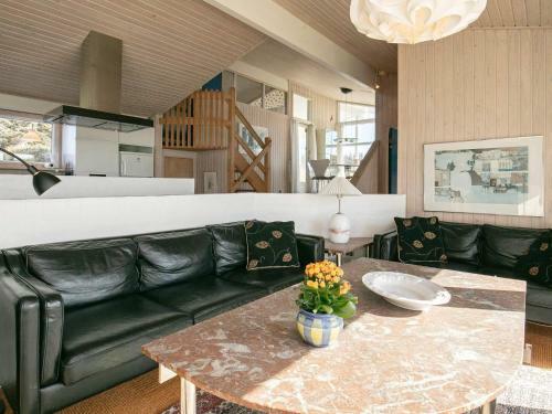 Three-bedroom Holiday Home In L�kken 60