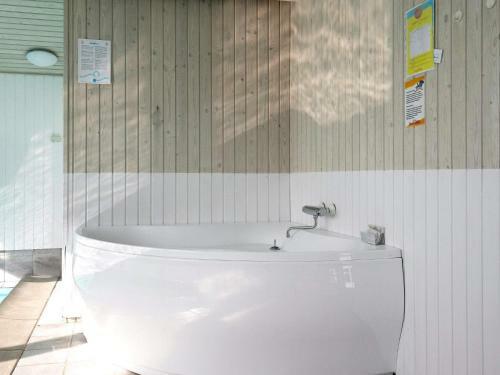 Three-bedroom Holiday Home In L�kken 60