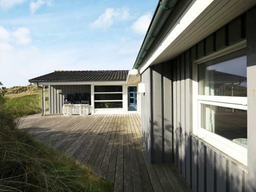 Three-bedroom Holiday Home In L�kken 60