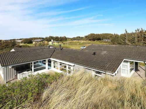 Three-bedroom Holiday Home In L�kken 60