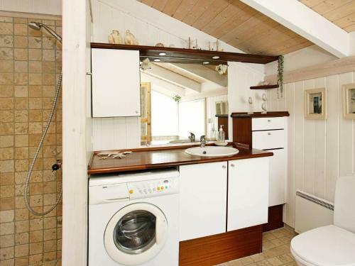 Three-bedroom Holiday Home In L�kken 52