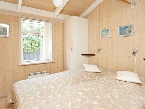 Three-bedroom Holiday Home In L�kken 52