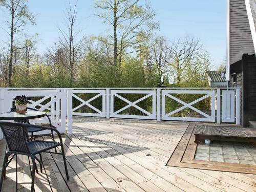 Three-bedroom Holiday Home In Tik�b