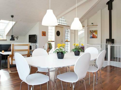 Three-bedroom Holiday Home In Tik�b