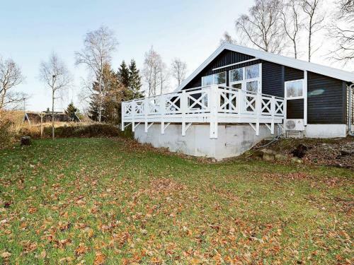 Three-bedroom Holiday Home In Tik�b