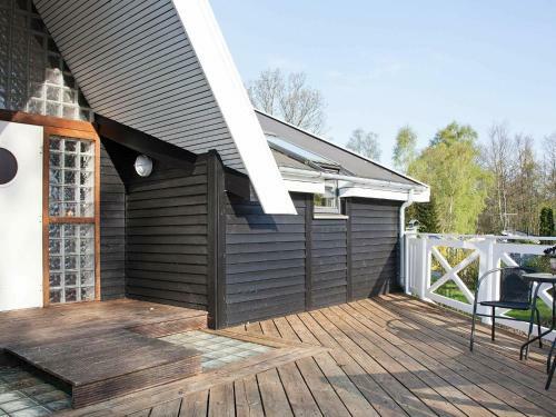 Three-bedroom Holiday Home In Tik�b