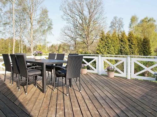 Three-bedroom Holiday Home In Tik�b