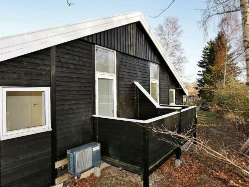 Three-bedroom Holiday Home In Tik�b