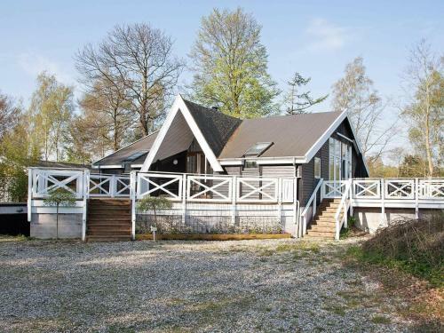 Three-bedroom Holiday Home In Tik�b