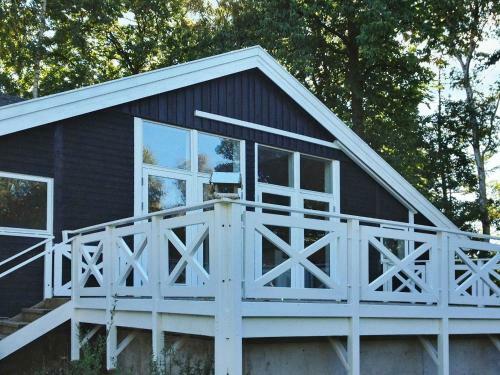 Three-bedroom Holiday Home In Tik�b